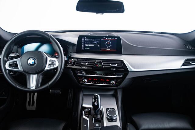 BMW 5-SERIE Touring 520i High Executive Edition M Sport - Panoramadak - Head up - Parking/Driving Assistant - Active Protection - Comfortstoelen - Elektrisch verwarmde voorstoelen - HiFi - M Sportonderstel -