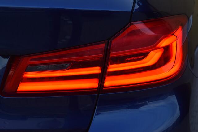 BMW 5-SERIE 520i High Executive * ComfortStoelen * Harman/Kardon * M-Sportpakket * Schuifdak * Trekhaak *