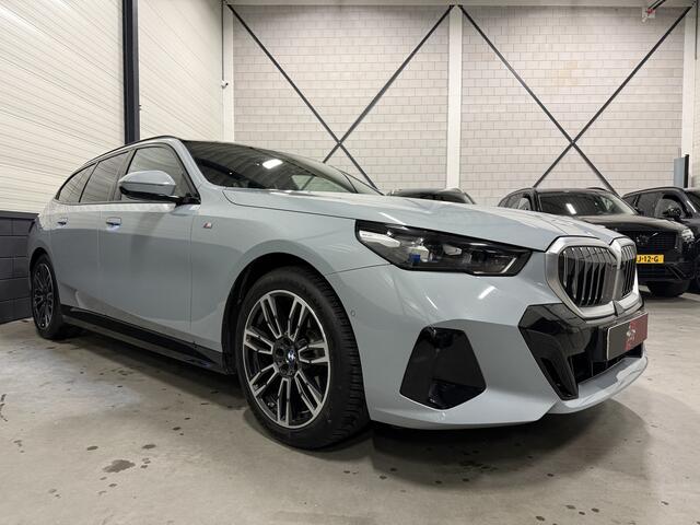 BMW 5-SERIE Touring 520i M-Sport BROOKLYN-GRAU/PANO/TREKHAAK/H&K/HEAD-UP/360CAMERA/VENTILATIE//DRIVING ASS.PRO/ADAPTIVE-LED/19"M-SPORT/STANDKACHEL/NIEUWPRIJS ¤ 94.454,-, NU 9 MAANDEN OUD ¤ 65.850,-!!!!!