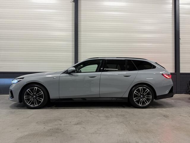 BMW 5-SERIE Touring 520i M-Sport BROOKLYN-GRAU/PANO/TREKHAAK/H&K/HEAD-UP/360CAMERA/VENTILATIE//DRIVING ASS.PRO/ADAPTIVE-LED/19"M-SPORT/STANDKACHEL/NIEUWPRIJS ¤ 94.454,-, NU 9 MAANDEN OUD ¤ 65.850,-!!!!!