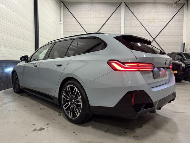 BMW 5-SERIE Touring 520i M-Sport BROOKLYN-GRAU/PANO/TREKHAAK/H&K/HEAD-UP/360CAMERA/VENTILATIE//DRIVING ASS.PRO/ADAPTIVE-LED/19"M-SPORT/STANDKACHEL/NIEUWPRIJS ¤ 94.454,-, NU 9 MAANDEN OUD ¤ 65.850,-!!!!!
