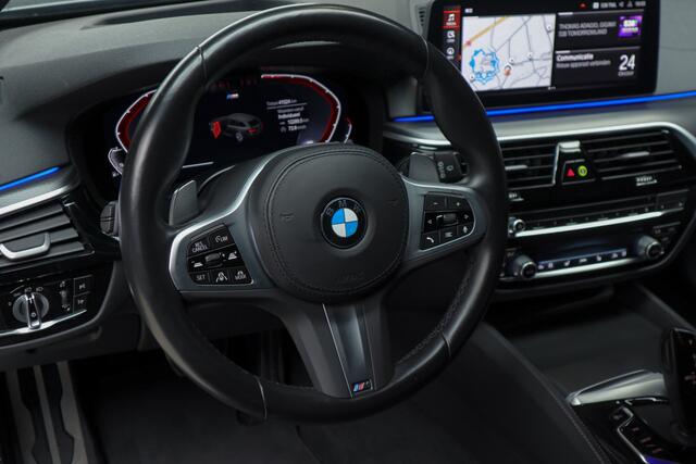 BMW 5-SERIE Touring 520i High Exe M-pakket Head-up Navi Elektr. achterklep Camera Carplay Virtual Elektr. uitklapbare trekhaak Matrix ACC Stoelverwarming DAB Climate (3-zone) PDC Memory LM velgen BTW auto