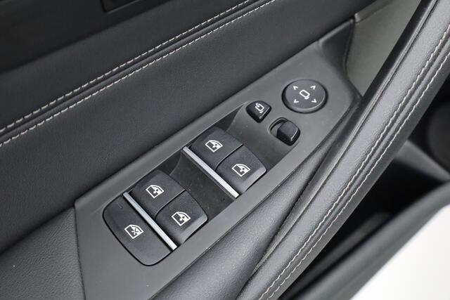 BMW 5-SERIE Touring 530e xDrive M Sport | HUD | Laser | Harman Kardon | Elek. Trekhaak | Adapt. Cruise | Leder