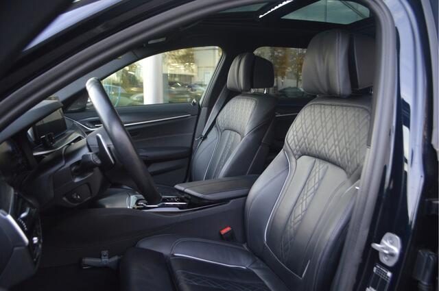 BMW 5-SERIE Touring 530e High Executive M Sport Automaat / Panoramadak / Trekhaak / Laserlight / Achteruitrijcamera / Head-Up / Comfort Access / Stuurverwarming