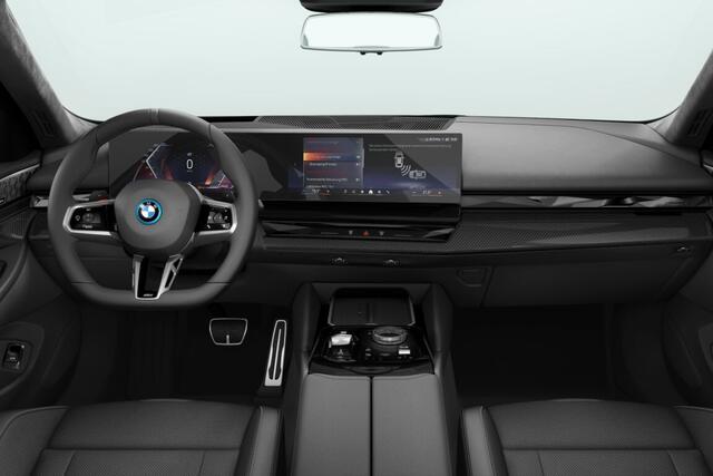 BMW 5-SERIE Sedan 550e xDrive | M Sport Pro | Innovation Pack | Travel Pack | Comfort Pack | Trekhaak | Driving Assistant Professional | Adaptief M Onderstel Professional