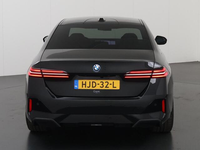 BMW 5-SERIE 550e xDrive | M-Pakket | Comfortstoelen + Memory | Adaptief Onderstel | Comfort-Pakket | Panoramadak | Driving Assistant Professional | Shadow Line | Adaptieve LED Verlichting | DAB | Bowers & Wilkins Surround |