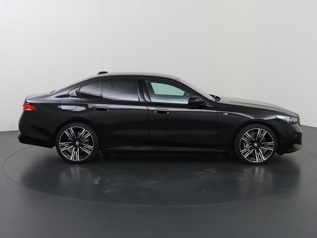 BMW 5-SERIE 550e xDrive | M-Pakket | Comfortstoelen + Memory | Adaptief Onderstel | Comfort-Pakket | Panoramadak | Driving Assistant Professional | Shadow Line | Adaptieve LED Verlichting | DAB | Bowers & Wilkins Surround |