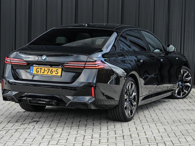 BMW 5-SERIE 550e XDRIVE M-SPORT PRO | SHADOW LINE | PANORAMADAK | NL-AUTO | ICONIC GRILL | COMFORT ACCESS | BOWERS & WILKINS | COMFORT SEATS | MEMORY SEATS | CARBON INTERIEUR | AMBIANCE VERLICHTING | ACHTERBANK VERWARMD | STOELVERWARMING EN -VENTILATIE | ACTIVE CRUI