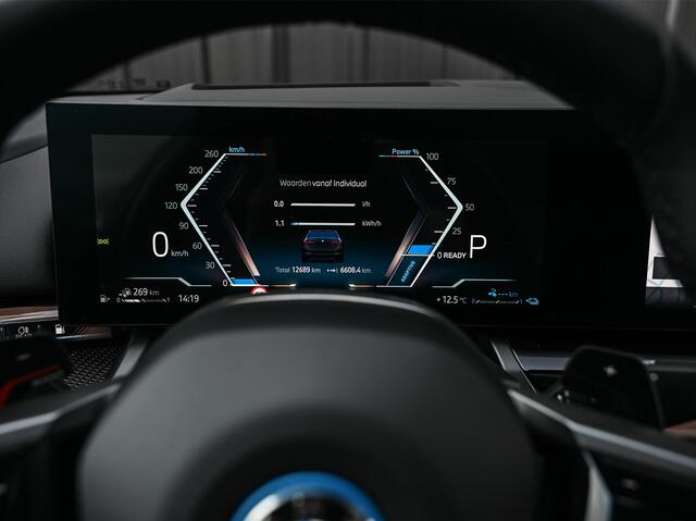 BMW 5-SERIE 550e XDRIVE M-SPORT PRO | SHADOW LINE | PANORAMADAK | NL-AUTO | ICONIC GRILL | COMFORT ACCESS | BOWERS & WILKINS | COMFORT SEATS | MEMORY SEATS | CARBON INTERIEUR | AMBIANCE VERLICHTING | ACHTERBANK VERWARMD | STOELVERWARMING EN -VENTILATIE | ACTIVE CRUI