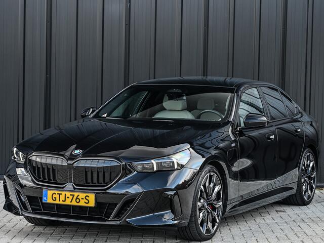 BMW 5-SERIE 550e XDRIVE M-SPORT PRO | SHADOW LINE | PANORAMADAK | NL-AUTO | ICONIC GRILL | COMFORT ACCESS | BOWERS & WILKINS | COMFORT SEATS | MEMORY SEATS | CARBON INTERIEUR | AMBIANCE VERLICHTING | ACHTERBANK VERWARMD | STOELVERWARMING EN -VENTILATIE | ACTIVE CRUI