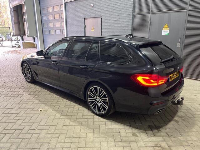 BMW 5-SERIE Touring 540i xDrive High Executive | Head-Up | Panoramadak | Trekhaak | 19 Inch | ACC | Getint Glas