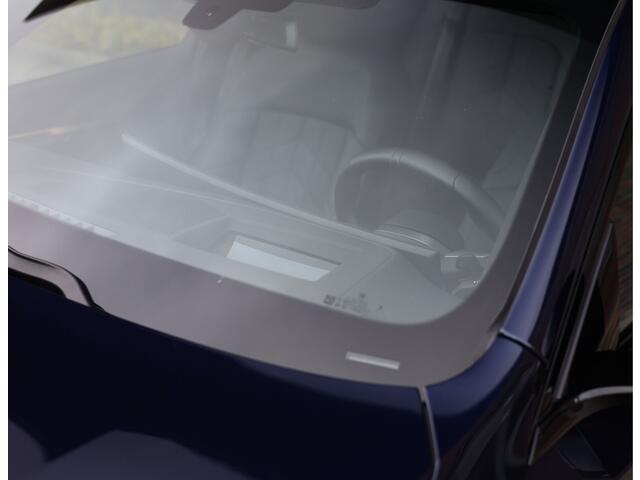 BMW 5-SERIE 550e xDrive | M-Performance - Pano - Trekhaak - HUD - B&W