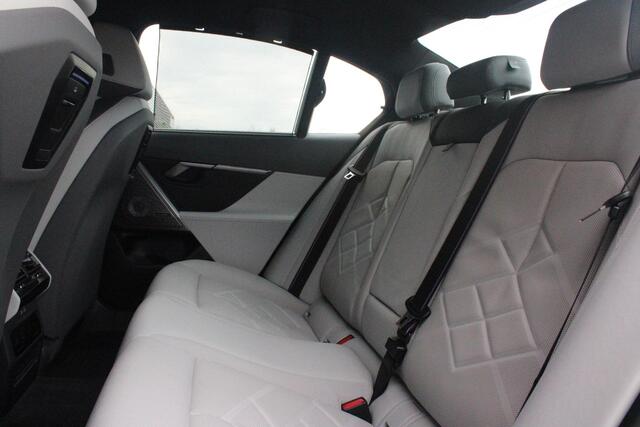 BMW 5-SERIE 550e 490PK xDRIVE | ICONIC GLOW GRILL | PANORAMA DAK | MEESTURENDE ACHTERAS | STUUR VERWARMING | M SPORT PAKKET PRO | 20" LICHTMETALEN VELGEN | ZONNESCHERM ACHTERRUIT ELEKTRISCH | INTERIEURLIJSTEN M DONKERZILVER/CARBON FIBER | BOWERS & WILKINS AUDIO SYSTE