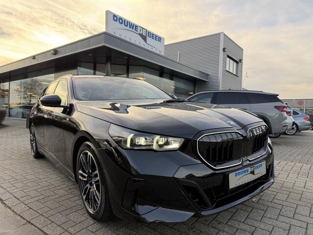 BMW 5-SERIE Touring 530e M Sport Pro Trekhaak | Innovatie Pakket | HUD | Stuurverw. | Stoelverw. |