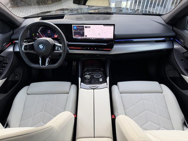 BMW 5-SERIE Touring 530e M Sport Pro Trekhaak | Innovatie Pakket | HUD | Stuurverw. | Stoelverw. |