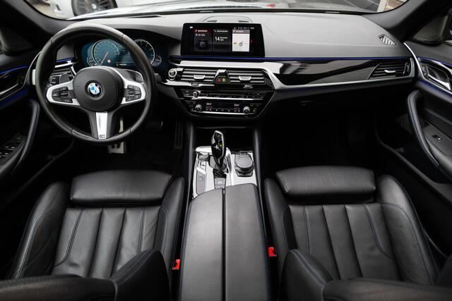BMW 5-SERIE Touring 540i xDrive 340 pk High Executive M-Sportpakket / Pano-Dak/ Head-Up/ Harman&Kardon/ 360-Camera/ Sport-Stoelen/ Stoel.Verw/