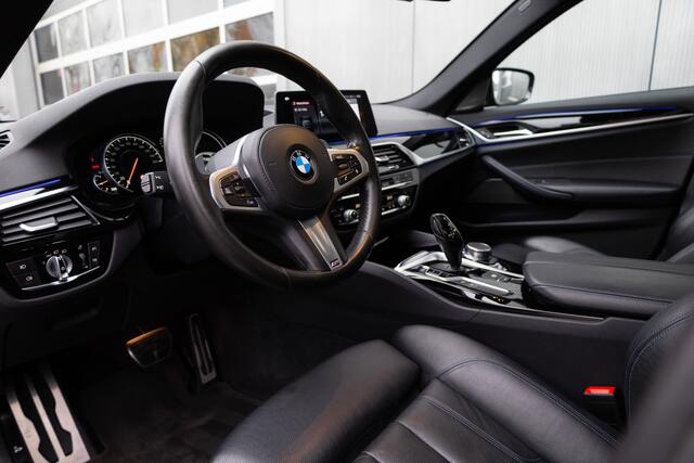 BMW 5-SERIE Touring 540i xDrive 340 pk High Executive M-Sportpakket / Pano-Dak/ Head-Up/ Harman&Kardon/ 360-Camera/ Sport-Stoelen/ Stoel.Verw/