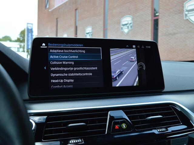 BMW 5-SERIE Touring 530e M Sport | Panorama | Trekhaak | ACC