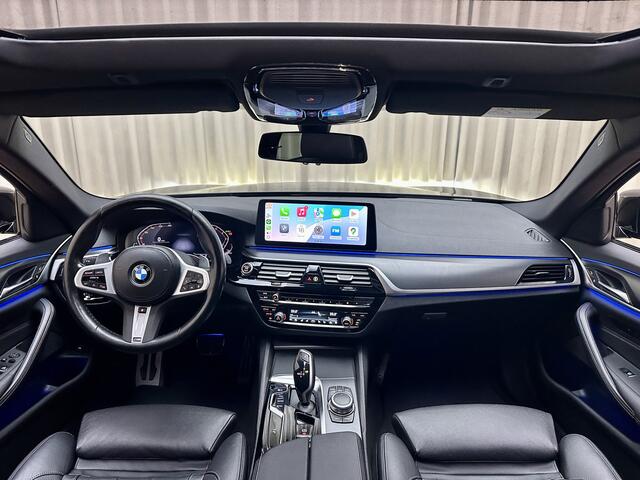 BMW 5-SERIE Touring 520i *M-Sport* Panoramadak / LASER / Stoelkoeling / Keyless / Memory Seat / Apple Carplay / Org.NL! / 19"LMV