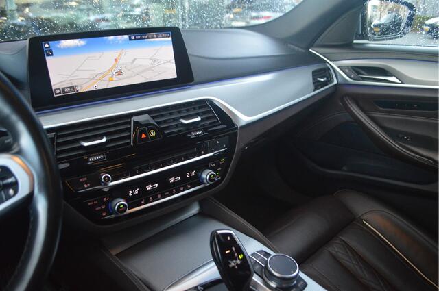 BMW 5-SERIE 520i High Executive M Sport Automaat / M Sportonderstel / Adaptieve LED / Parking Assistant Plus / Comfortstoelen / Stoelverwarming / Head-Up / Live Cockpit Professional