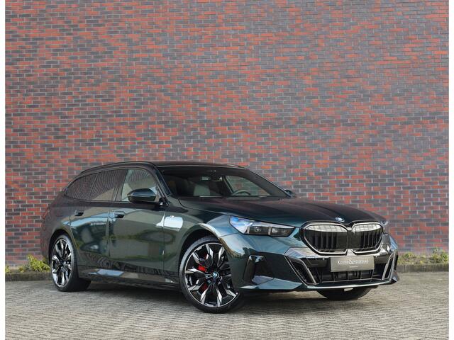 BMW 5-SERIE Touring 550e xDrive | Oxford Green - Pano - Trekhaak - B&W