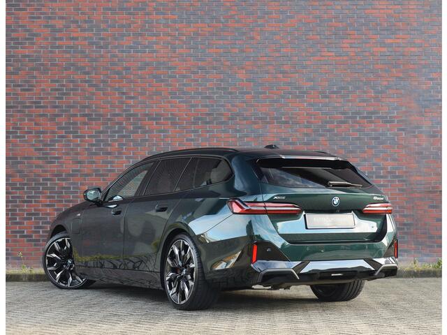 BMW 5-SERIE Touring 550e xDrive | Oxford Green - Pano - Trekhaak - B&W