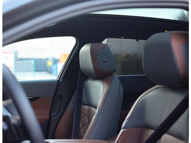 BMW 5-SERIE Touring 550e xDrive | Oxford Green - Pano - Trekhaak - B&W