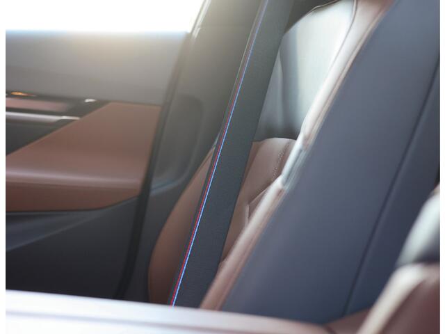 BMW 5-SERIE Touring 550e xDrive | Oxford Green - Pano - Trekhaak - B&W