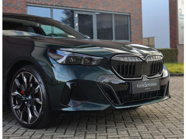 BMW 5-SERIE Touring 550e xDrive | Oxford Green - Pano - Trekhaak - B&W