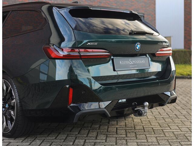 BMW 5-SERIE Touring 550e xDrive | Oxford Green - Pano - Trekhaak - B&W