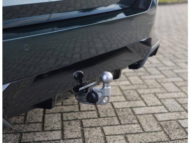 BMW 5-SERIE Touring 550e xDrive | Oxford Green - Pano - Trekhaak - B&W