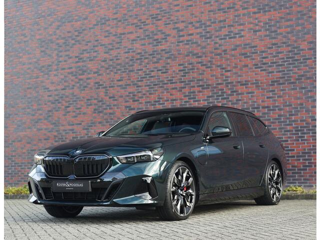 BMW 5-SERIE Touring 550e xDrive | Oxford Green - Pano - Trekhaak - B&W