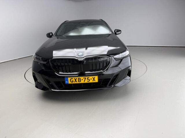 BMW 5-SERIE Touring 530e | M-Sportpakket | LED | HUD | Trekhaak | Active cruise | DAB | Harman-kardon sound | Alu 20 inch