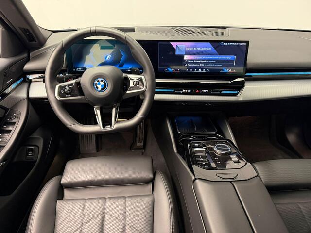 BMW 5-SERIE Touring 530e | M-Sportpakket | LED | HUD | Trekhaak | Active cruise | DAB | Harman-kardon sound | Alu 20 inch