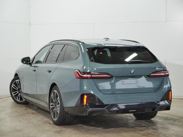BMW 5-SERIE Touring 530e M-Sport | Panorama | Trekhaak | Driving Assistant Plus | | Active Seat Ventilation | Harman Kardon