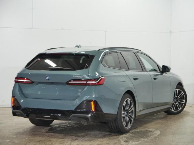 BMW 5-SERIE Touring 530e M-Sport | Panorama | Trekhaak | Driving Assistant Plus | | Active Seat Ventilation | Harman Kardon