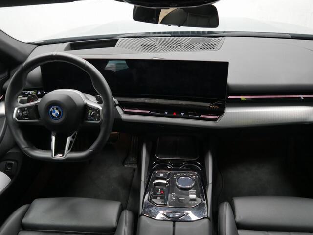BMW 5-SERIE Touring 530e M-Sport | Panorama | Trekhaak | Driving Assistant Plus | | Active Seat Ventilation | Harman Kardon