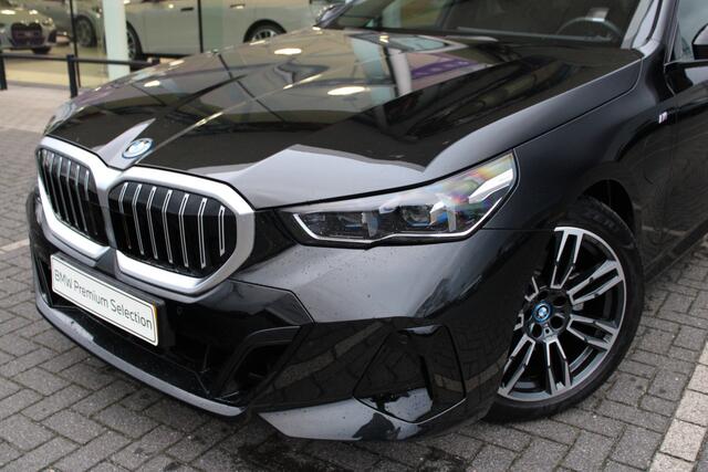 BMW 5-SERIE Touring 530e M Sport Automaat / Panoramadak / Trekhaak / Achteruitrijcamera / Adaptieve LED / M Sportonderstel / Stoelverwarming