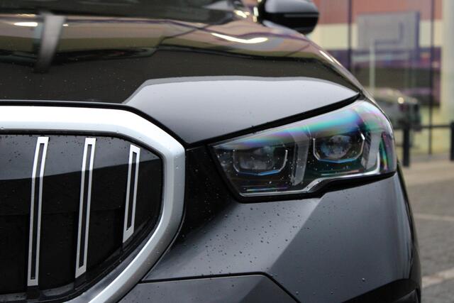 BMW 5-SERIE Touring 530e M Sport Automaat / Panoramadak / Trekhaak / Achteruitrijcamera / Adaptieve LED / M Sportonderstel / Stoelverwarming
