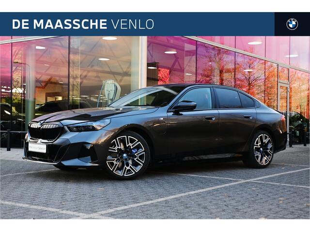 BMW 5-SERIE 550e xDrive M Sport Automaat / Trekhaak / Bowers & Wilkins / Parking Assistant Professional / Adaptieve LED / Stoelventilatie / Adaptief onderstel professional