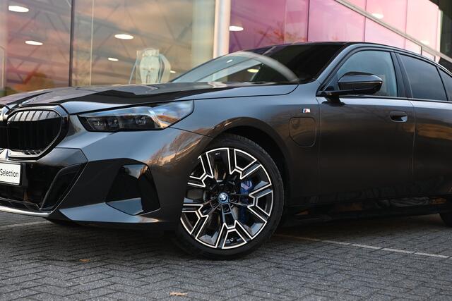 BMW 5-SERIE 550e xDrive M Sport Automaat / Trekhaak / Bowers & Wilkins / Parking Assistant Professional / Adaptieve LED / Stoelventilatie / Adaptief onderstel professional