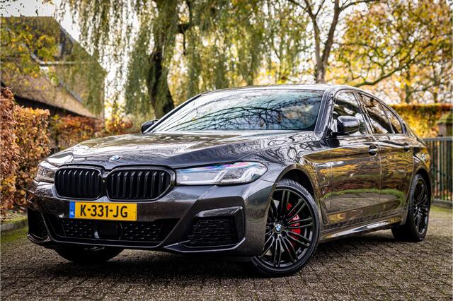 BMW 5-SERIE 545e xDrive M Sport Bowers & Wilkins Laser Vierwielbesturing Soft Close Schuifdak Individual