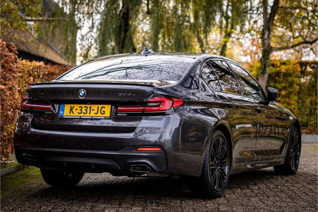 BMW 5-SERIE 545e xDrive M Sport Bowers & Wilkins Laser Vierwielbesturing Soft Close Schuifdak Individual