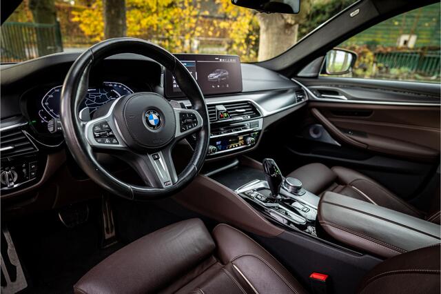 BMW 5-SERIE 545e xDrive M Sport Bowers & Wilkins Laser Vierwielbesturing Soft Close Schuifdak Individual