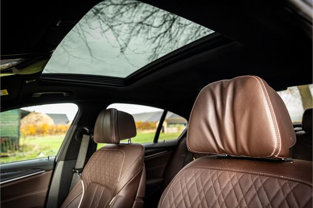 BMW 5-SERIE 545e xDrive M Sport Bowers & Wilkins Laser Vierwielbesturing Soft Close Schuifdak Individual