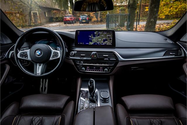 BMW 5-SERIE 545e xDrive M Sport Bowers & Wilkins Laser Vierwielbesturing Soft Close Schuifdak Individual