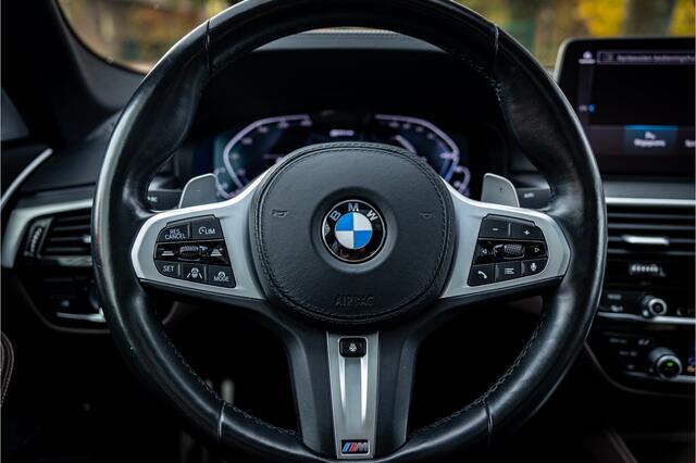 BMW 5-SERIE 545e xDrive M Sport Bowers & Wilkins Laser Vierwielbesturing Soft Close Schuifdak Individual