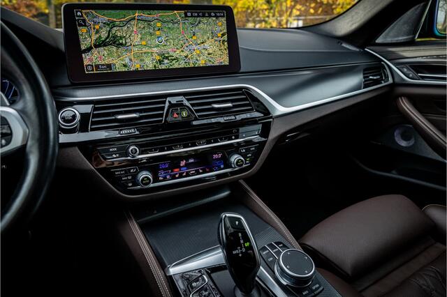 BMW 5-SERIE 545e xDrive M Sport Bowers & Wilkins Laser Vierwielbesturing Soft Close Schuifdak Individual