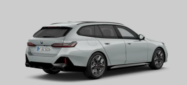 BMW 5-SERIE Touring 520i M Sport Pro - Panoramadak - Driving Assistant Plus - Getinte Ruiten - Elektrisch verwarmde voorstoelen - Harman Kardon - Active Guard - Elektrische verstelbare lendesteunen -