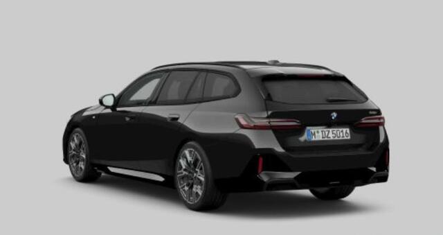 BMW 5-SERIE Touring 520i M Sport Pro - Panoramadak - Driving Assistant Plus - Getinte Ruiten - Elektrisch verwarmde voorstoelen - Harman Kardon - Active Guard - Elektrische verstelbare lendesteunen -